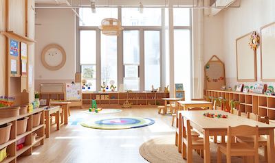 flexible lernräume im kindergarten mit kindern und bastelbereich